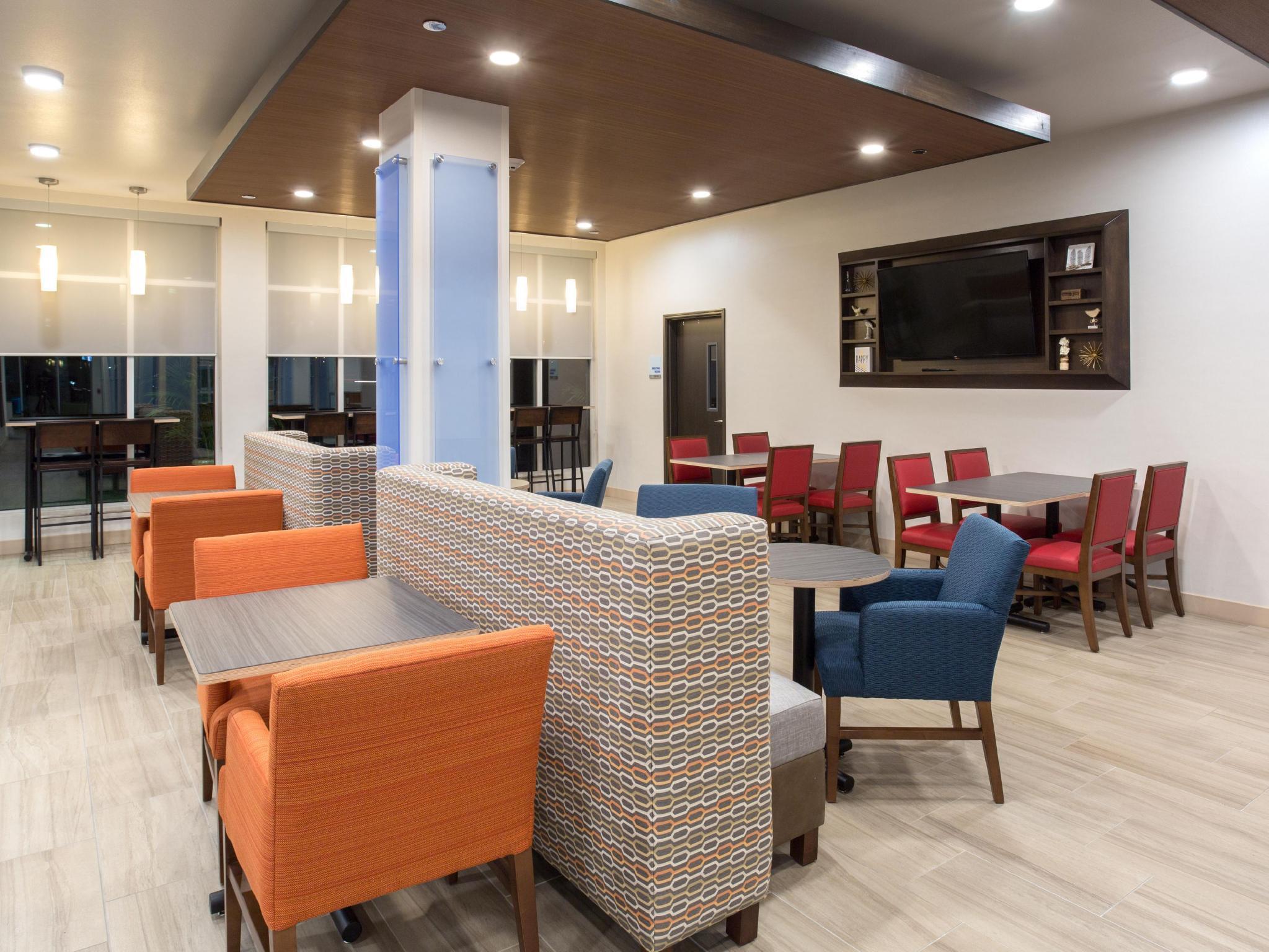 Holiday Inn Express & Suites Lincoln I - 80 By Ihg Exterior photo