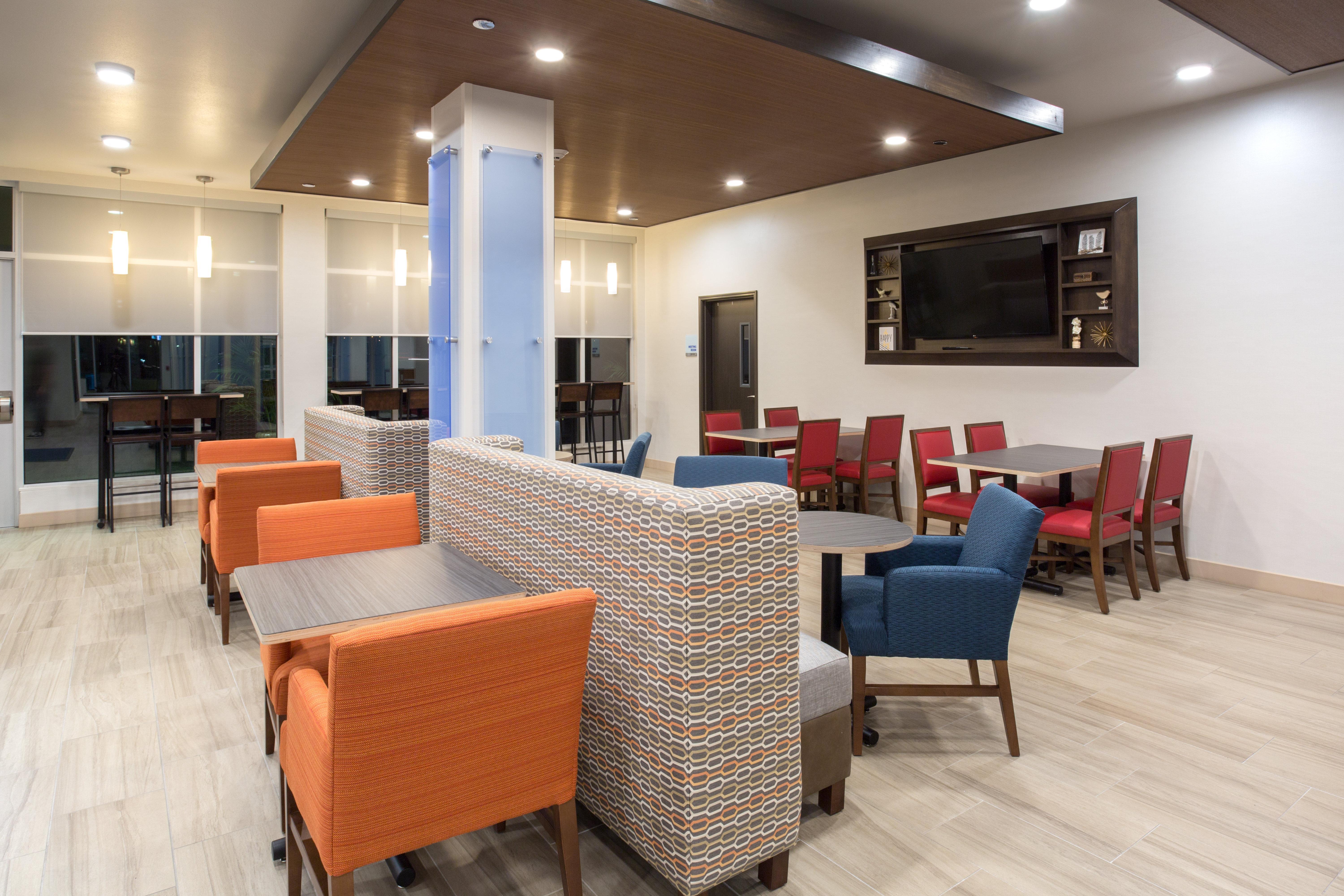 Holiday Inn Express & Suites Lincoln I - 80 By Ihg Exterior photo